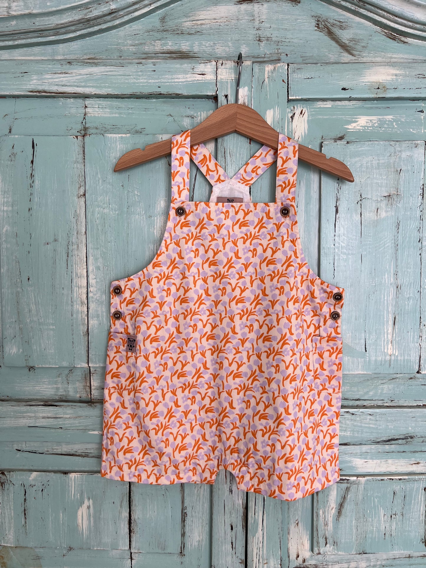 organic cotton floral print romper for babies, 9-18 months, soft breathable, made from sustainable materials.
Featuring snap buttons for easy diapers changes. Inside linen for more comfort on baby skin