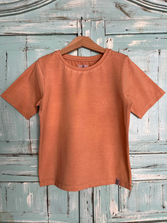 bronze, pink and white organic cotton t-shirt for kids 2 to 8 years old. featuring a cute small bear detail in then sleeve or on the lower border. rounded neck