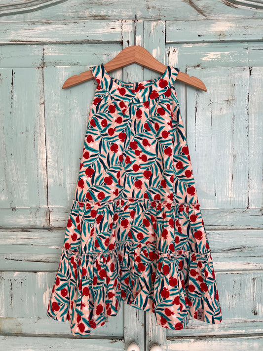 Sleeveless organic cotton dress for girls age 2 to 7, with a soft pink background and a vibrant pomegranate floral print.
Features high neckline and tiered ruffle skirt for a playful flow look.Fabric button on the back neck line for easy fit