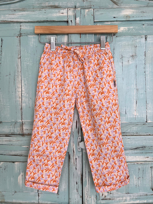 Organic cotton long pants, adjustable in length, with a pink and orange botanical print, tulip flowers, relaxed fit, pajama pants style, elastic waistband and adjustable drawstring.Age 2 to 8 years old