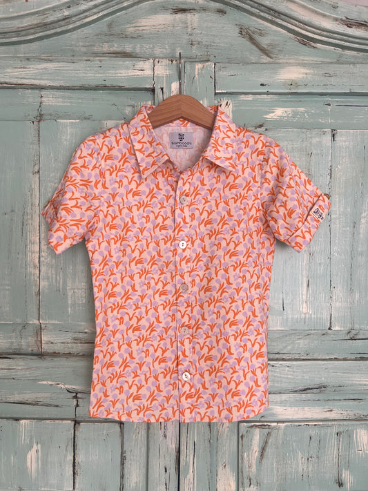 short-sleeves organic cotton button-up shirt for kids with a floral print featuring tulips motifs. Designed with a classic collar and relaxed fit for breathable comfort.