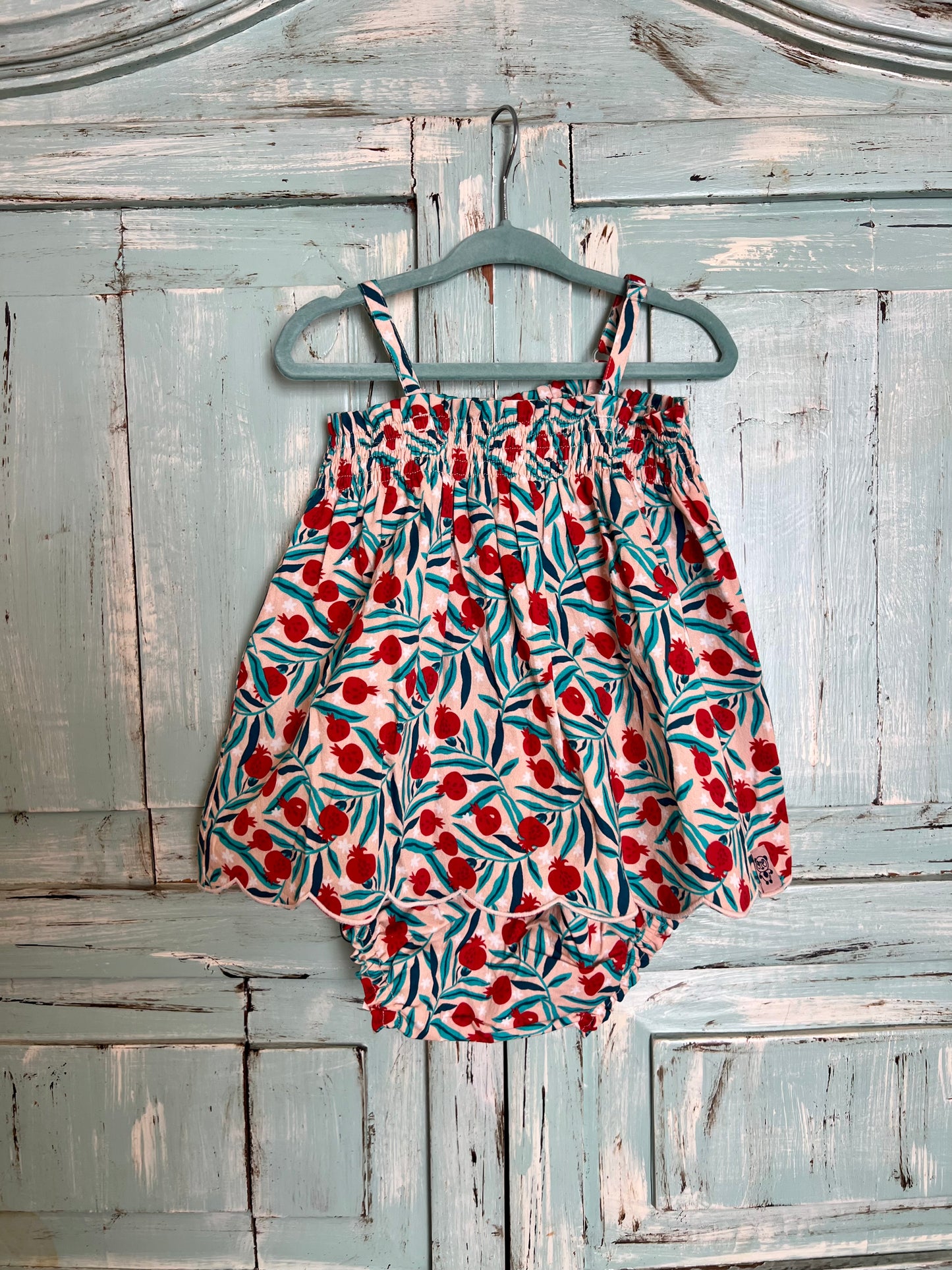 organic cotton baby bloomers with pomegranate print. designed for 9 to 12 and 12 to 18 months old babies. soft, breathable, and eco-friendly with a playful fruit-theme pattern. complete the look with Sofi top in pomegranate print